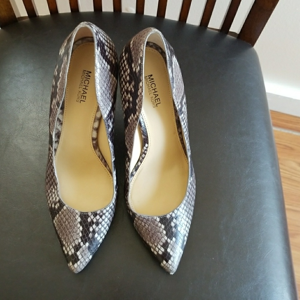 Heeled pump